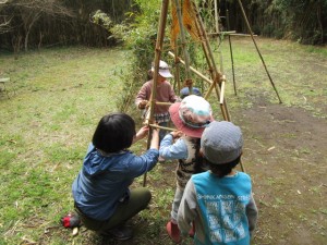 竹のテント作り