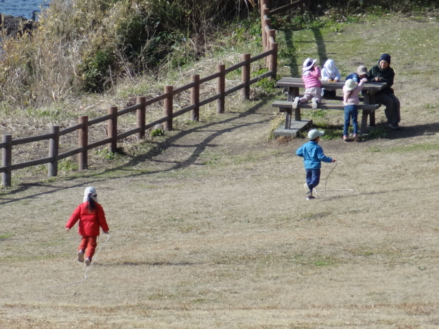 下のベンチでも遊びます