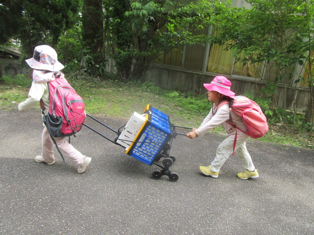 荷物を運ぶ