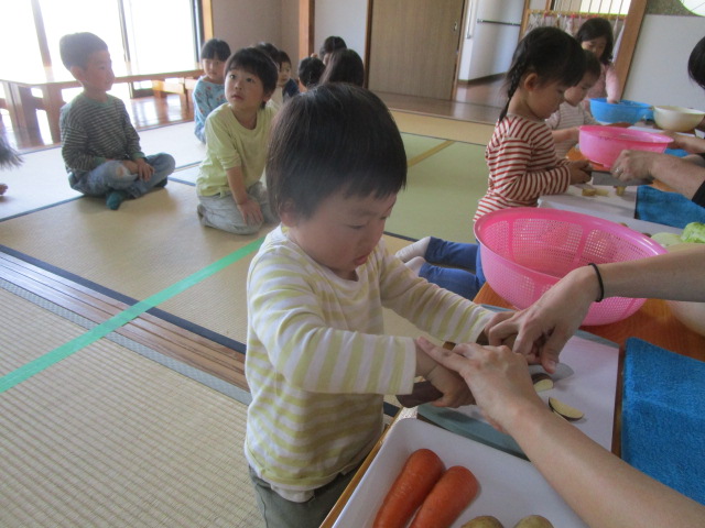 野菜を切る