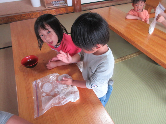 こねる作業