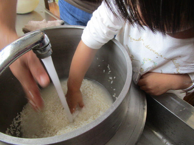 お米を研ぐ