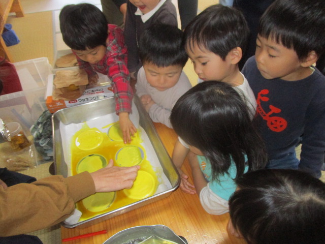 ミツロウに触れる