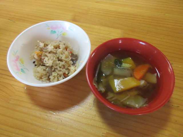 炊き込みご飯とお味噌汁