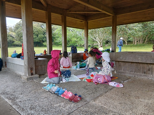 東屋でお昼ご飯