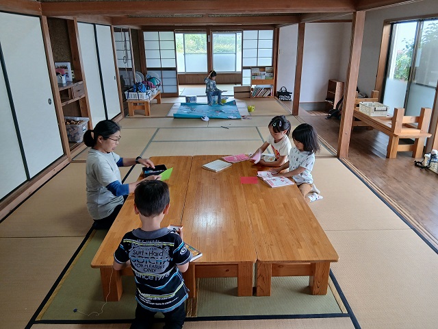 にじもく