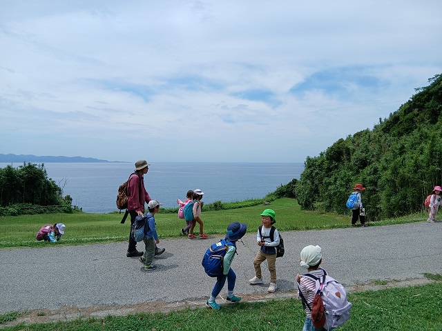 南芝生園地を通って