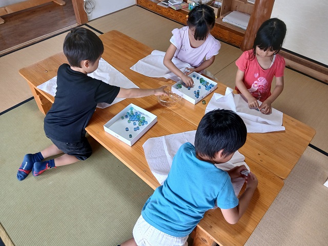 草木染めビー玉つけ